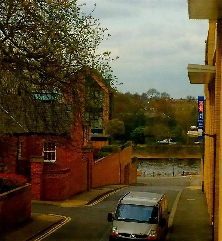 The Blue Bridge Apartment York 0*,